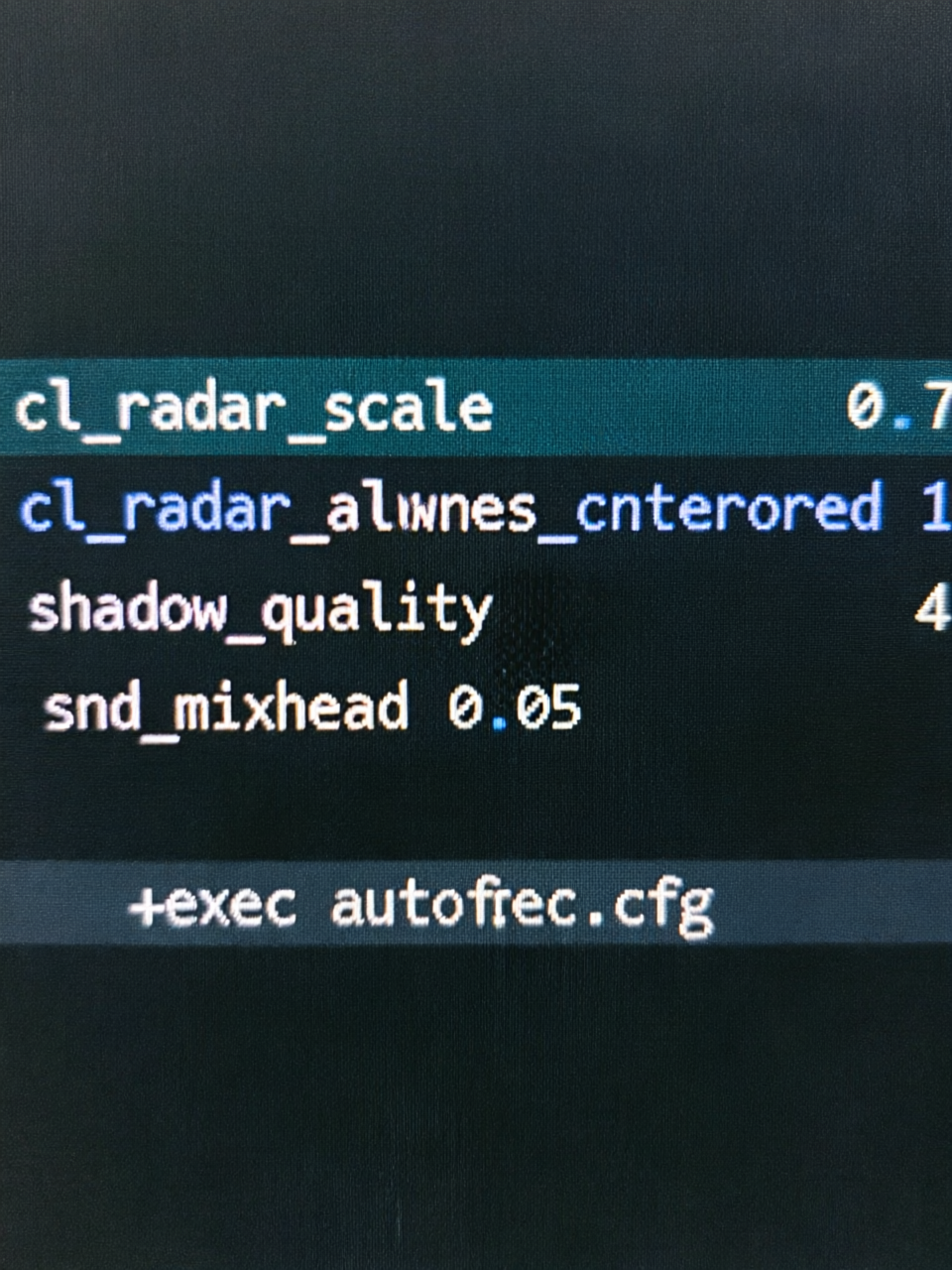 A code editor showing an autoexec.cfg file with radar scale, shadow quality and audio commands in English, in a dark gaming theme